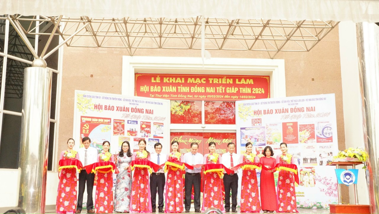 The ribbon-cutting ceremony to open the 2024 Dong Nai Province Spring Newspaper Exhibition. (Photo: Correspondent)