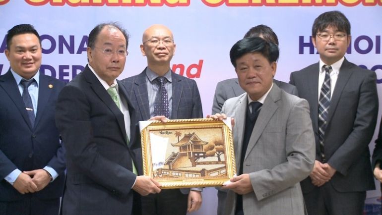 Mr Tran Duc Nghia, representing HNLA, and Mr Hisanao Kawachi, representing JIFFA, at the ceremony