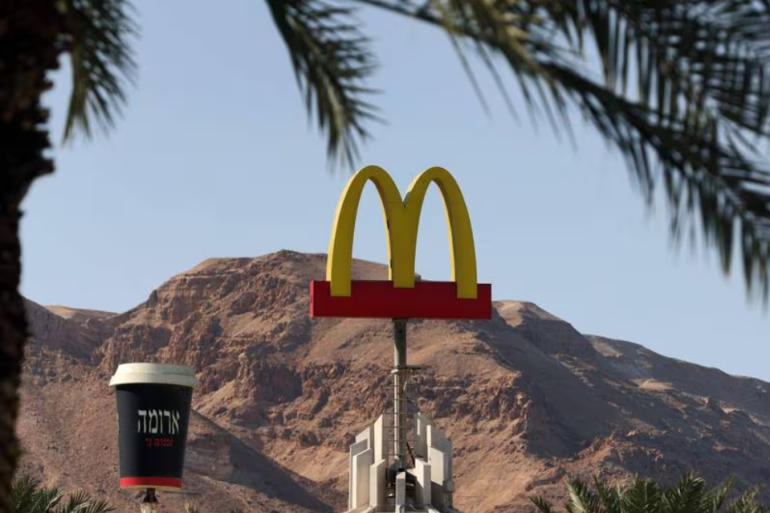 Biển hiệu McDonald's ở Ein Bokek, Israel. Chuỗi cửa hàng thức ăn nhanh này cho biết doanh số bán hàng của họ bị sụt giảm trong quý 4 một phần là do hoạt động tẩy chay vì bị cáo buộc ủng hộ cuộc chiến của Israel ở Gaza. AFP
