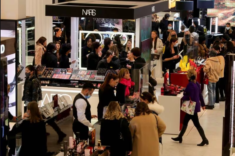 Các nhà bán lẻ đang kêu gọi khôi phục hoạt động mua sắm miễn thuế cho khách du lịch quốc tế, cho rằng việc tạm dừng hoạt động này đã gây thiệt hại hàng tỷ bảng Anh và hàng nghìn việc làm trong ba năm qua. Ảnh Reuters