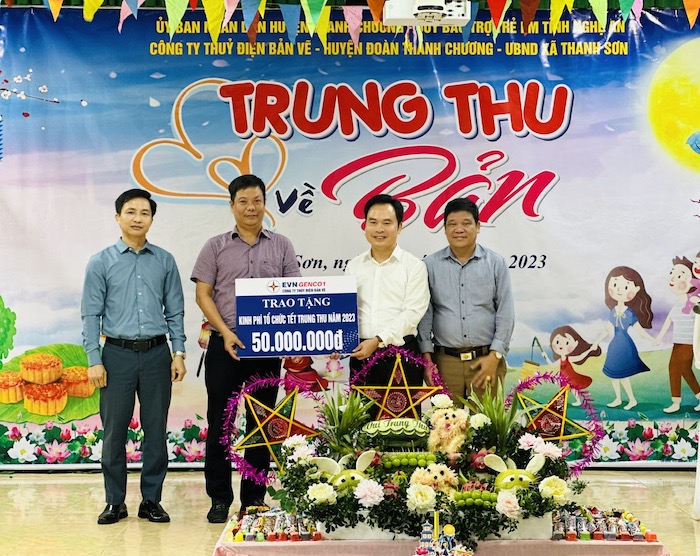 Công ty Thuỷ điện Bản Vẽ trao tặng kinh phí tổ chức Tết trung thu cho xã Thanh Sơn