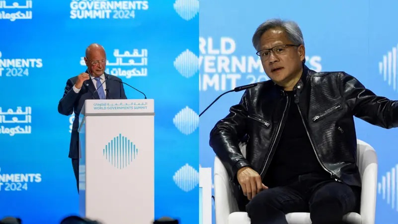 Klaus Schwab, Chủ tịch Diễn đàn Kinh tế Thế giới kiêm Giám đốc điều hành của NVIDIA Jensen Huang tại Hội nghị Thượng đỉnh Chính phủ Thế giới ở Dubai vào ngày 12 tháng 2 năm 2024. (X, Reuters)
