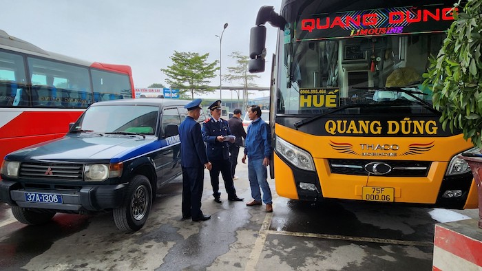 Lực lượng Thanh tra Sở GTVT Nghệ An kiểm tra phương tiện kinh doanh vận tải hành khách trong dịp Tết nguyên đán Giáp Thìn 2024