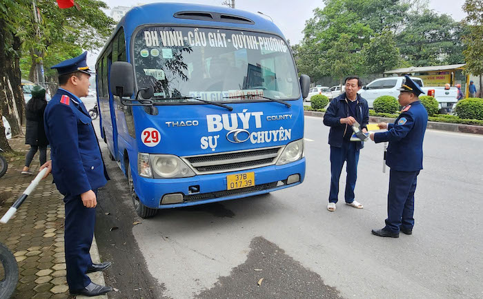 Thanh tra Sở GTVT Nghệ An kiểm tra xe bus trong dịp Tết nguyên đán Giáp Thìn 2024