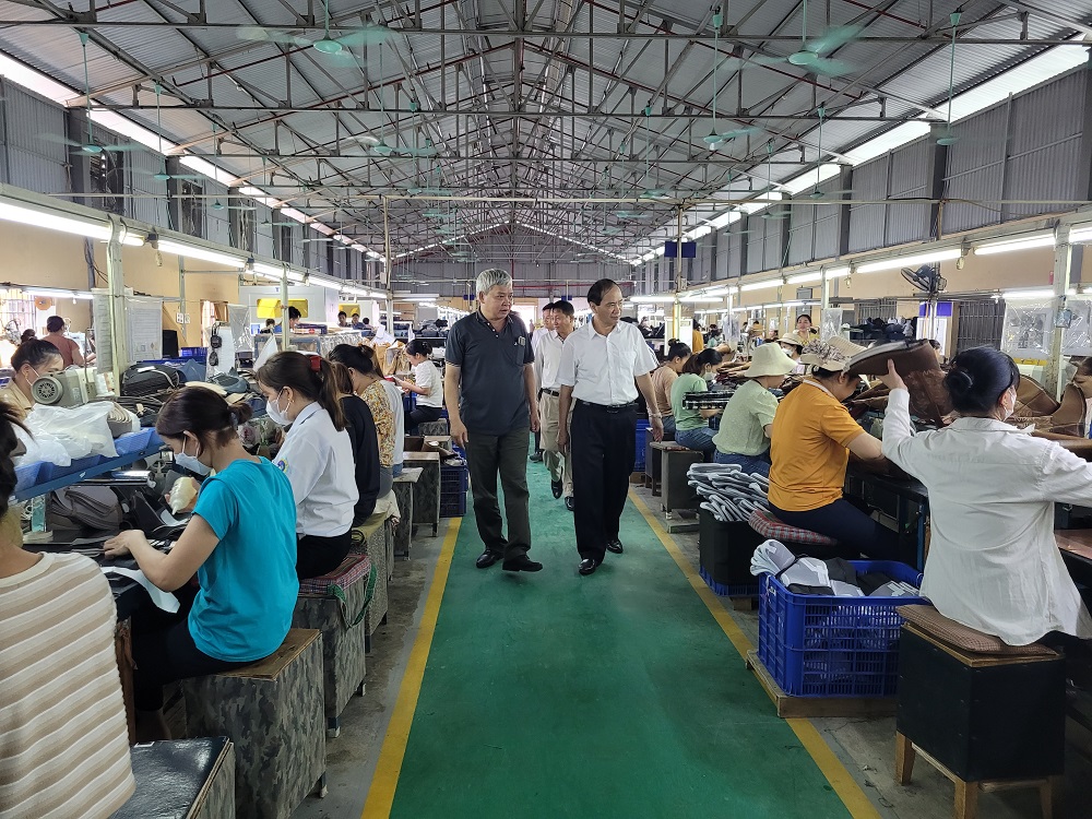 Đồng chí Nguyễn Quốc Khánh – Chủ tịch Hiệp hội Doanh nghiệp tỉnh Sơn La thăm
dây chuyền sản xuất giầy da tại Nhà mày giầy Ngọc Hà – Phù Yên