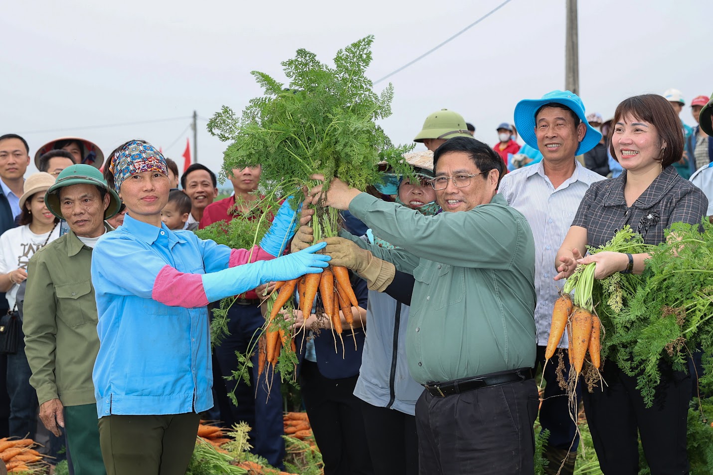Thủ tướng chia vui với người dân vùng chuyên canh cà rốt