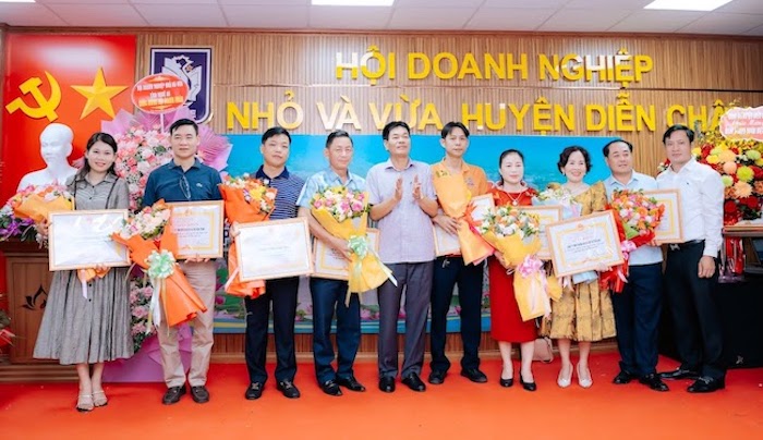 Ông Tăng Văn Luyện - Chủ tịch UBND huyện Diễn Châu tặng Giấy khen cho các doanh nghiệp, doanh nhân có thành tích xuất sắc năm 2023