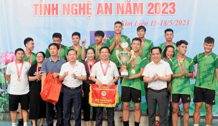 Trao giải Nhất bóng chuyền nam cho đội Diễn Châu trong Hội thi thể thao Lễ hội Làng Sen năm 2023