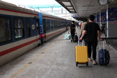 Hành lý xách tay của khách đi tàu hỏa được miễn cước không quá 20 kg