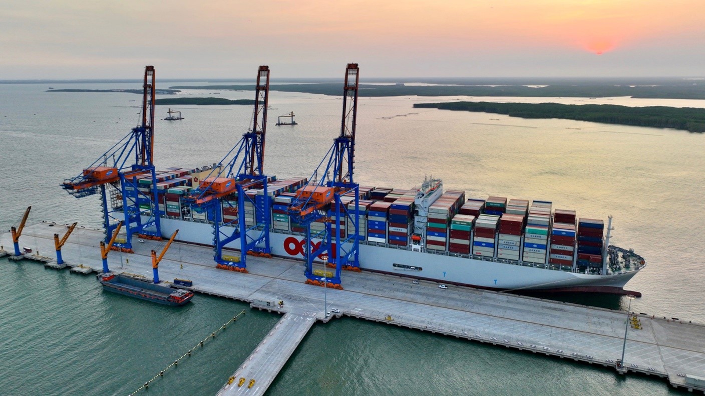 Siêu tàu container lớn nhất thế giới OOCL Spain với sức chở 24.000 TEU cập cảng Gemalink - Ảnh: Gemalink