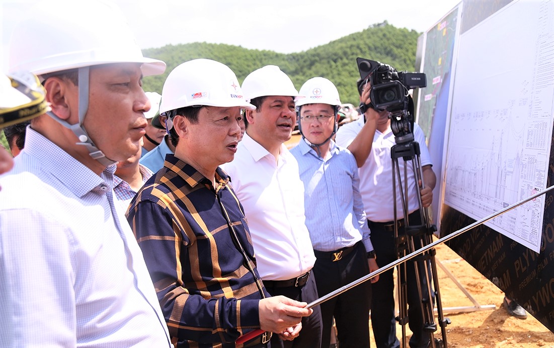 Phó Thủ tướng Chính phủ Trần Hồng Hà cùng đoàn công tác đã tiến hành kiểm tra Dự án đường dây 500kV mạch 3 Quảng Trạch - Quỳnh Lưu khi đi qua Hà Tĩnh