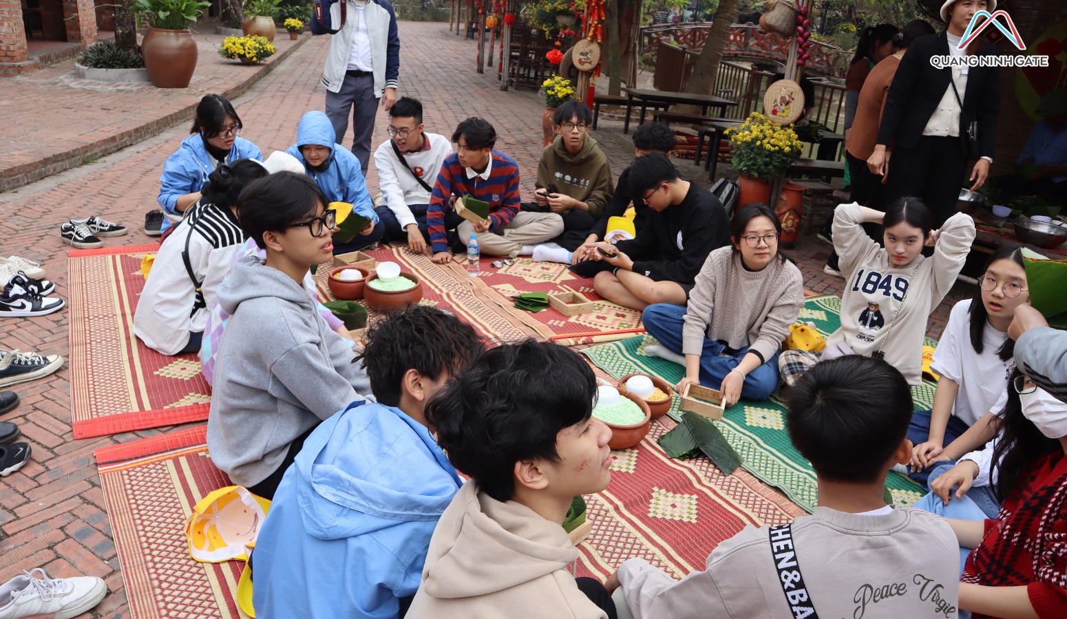 Các Học sinh Trường THPT chuyên Trần Phú chinh phục nghệ thuật gói bánh chưng tại Khu du lịch Quảng Ninh Gate.