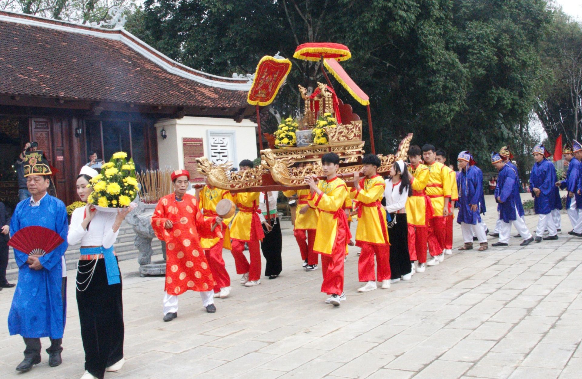 Đoàn nghi lễ rước kiệu từ Miếu thờ xóm Mường Lầm tiến ra Sân vận động xã Phong Phú