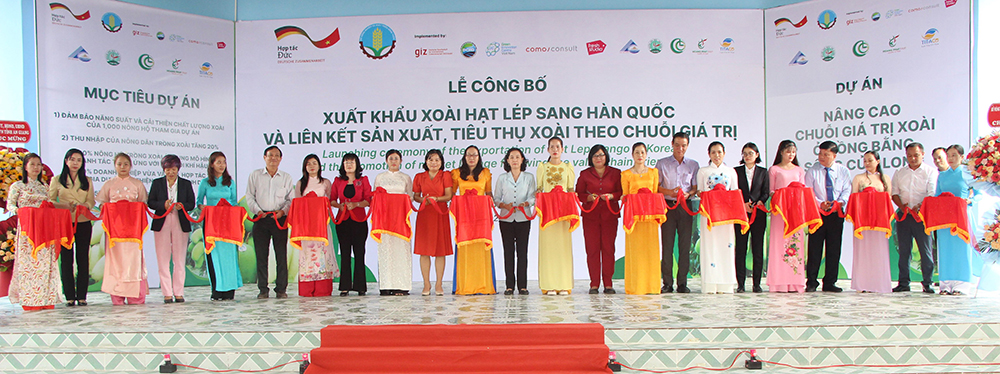 Performing the ribbon-cutting ceremony, firing the starting gun for the departure of the truck carrying the exported mangoes