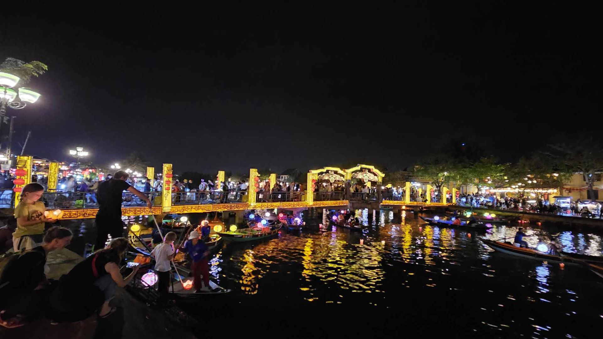 Du khách đi ghe trên sông Hoài dịp tết nguyên đán ngắm phố cổ Hội An vào ban đêm