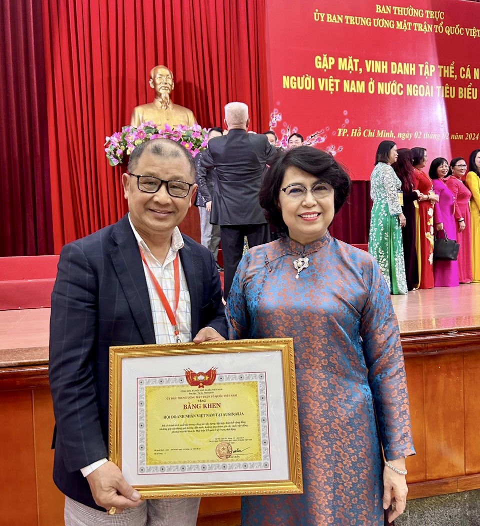 Ông Trần Bá Phúc và Bà Tô Thị Bích Châu, Phó Chủ tịch Ủy ban Trung ương MTTQ Việt Nam
