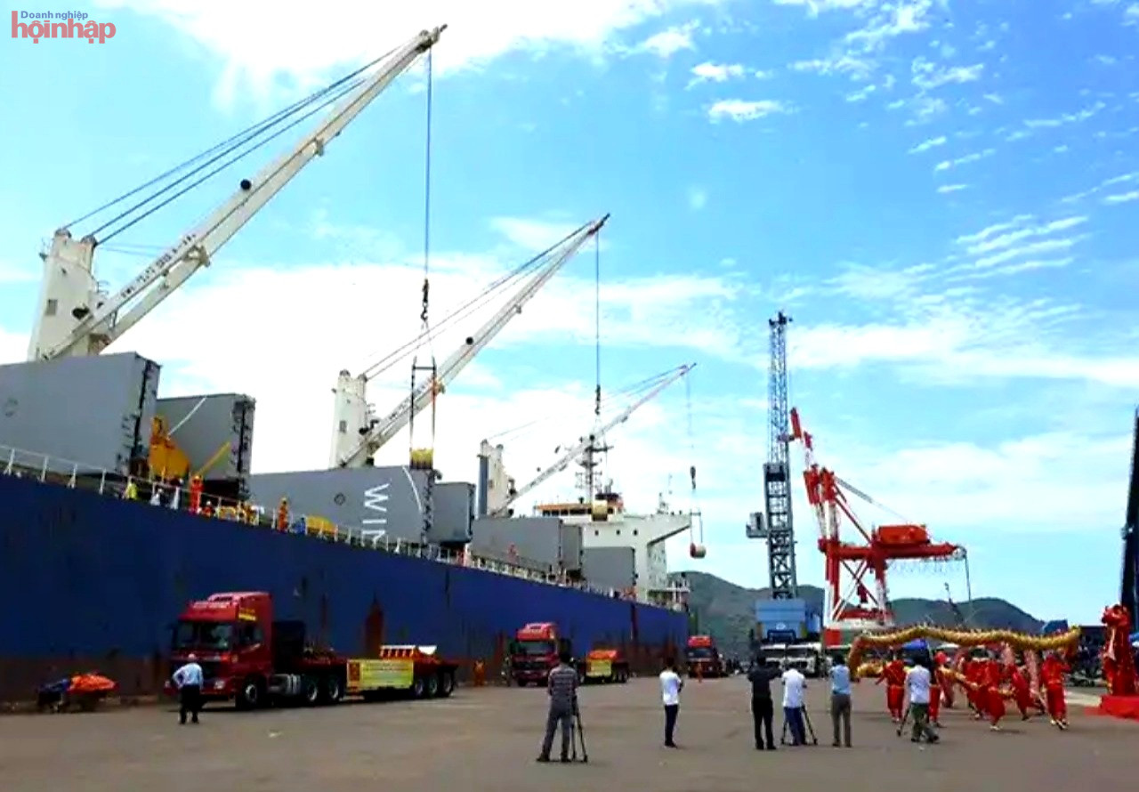 Regarding seaports, Quang Nam seaport will be built into a seaport-container logistics service centre for the Central-Central Highlands region, an important cargo hub for the East-West international corridor
