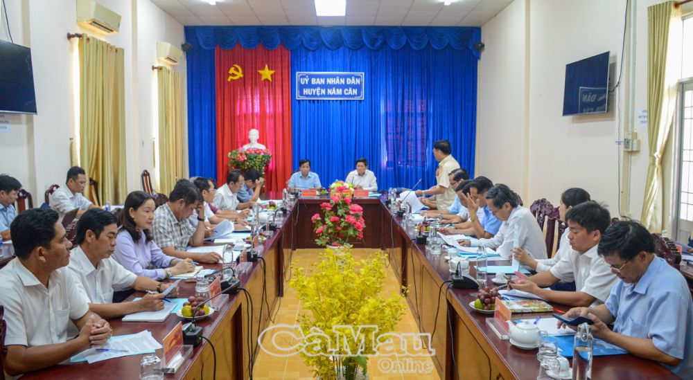 Phó chủ tịch UBND tỉnh Cà Mau Lê Văn Sử cùng đoàn công tác của UBND tỉnh làm việc với UBND huyện Năm Căn và Công ty Cổ phần Xuất nhập khẩu Vĩnh Hoà Phát.