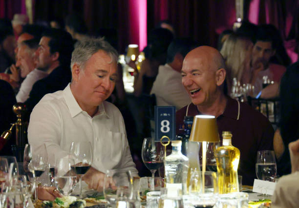 Tỷ phú Jeff Bezos ( phải)