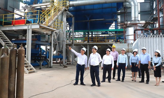 Phó Chủ tịch UBND tỉnh thăm, động viên sản xuất đầu năm tại Công ty CP Hóa chất Việt Trì