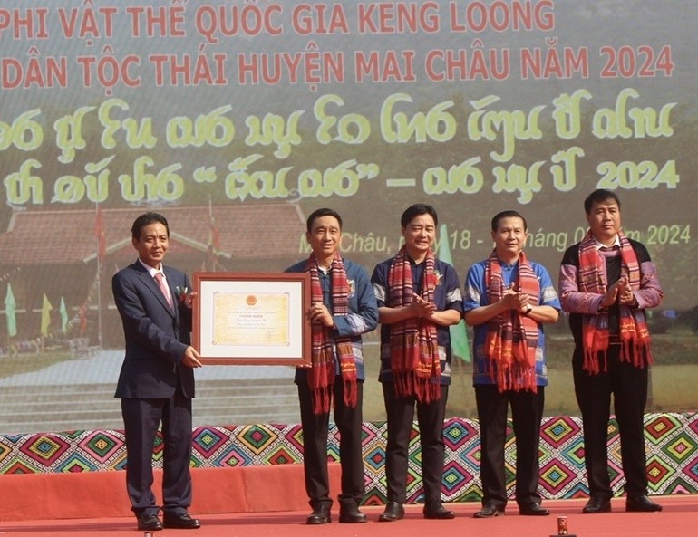 Thứ trưởng Bộ VHTT&DL Hoàng Đạo Cương trao Giấy chứng nhận Keng Loóng của người Thái huyện Mai Châu, tỉnh Hòa Bình được đưa vào danh mục di sản văn hóa phi vật thể quốc gia.