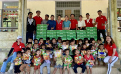 Hội Chữ thập đỏ tỉnh Quảng Ngãi hỗ trợ sữa cho trẻ em nghèo tại huyện Sơn Tây