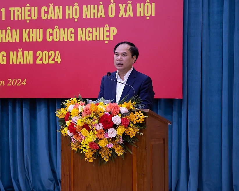 Thứ trưởng Bộ Xây dựng Nguyễn Văn Sinh báo cáo tóm tắt kết quả thực hiện Đề án tại Hội nghị.