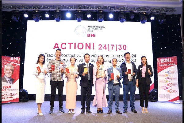 Bà Dương Thị Thuý, Giám đốc BNI Khu vực Thanh Hoá trao quà cho 7 thành viên có phiên matching kết nối nhiều cơ hội kinh doanh nhất