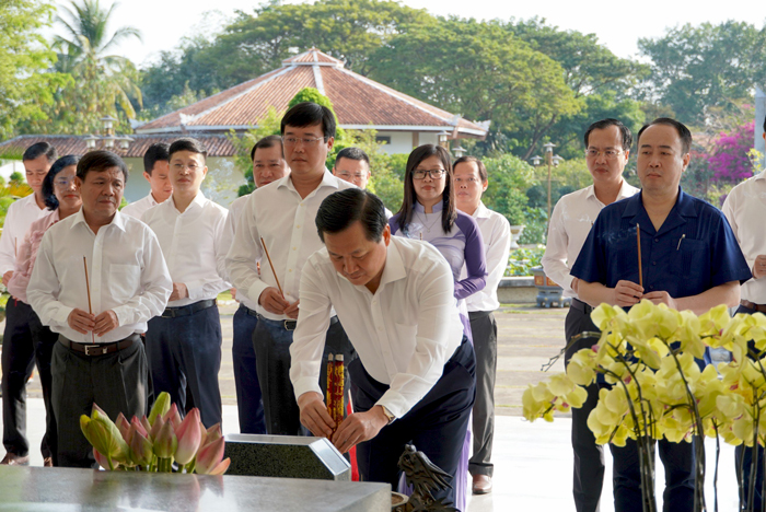 Phó Thủ tướng Lê Minh Khái dâng hương mộ Cụ Phó bảng Nguyễn Sinh Sắc
Ảnh: Trung Oanh