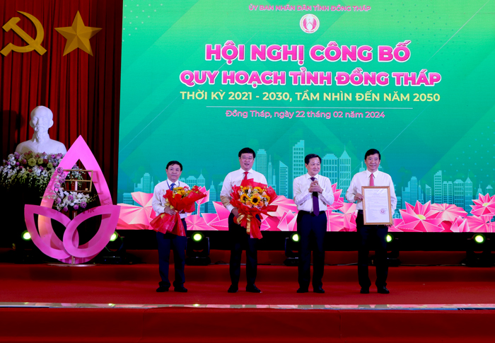 Các đồng chí: Lê Quốc Phong, Phan Văn Thắng, Phạm Thiện Nghĩa
đón nhận Quyết định và hoa chúc mừng từ Phó Thủ tướng Lê Minh Khái