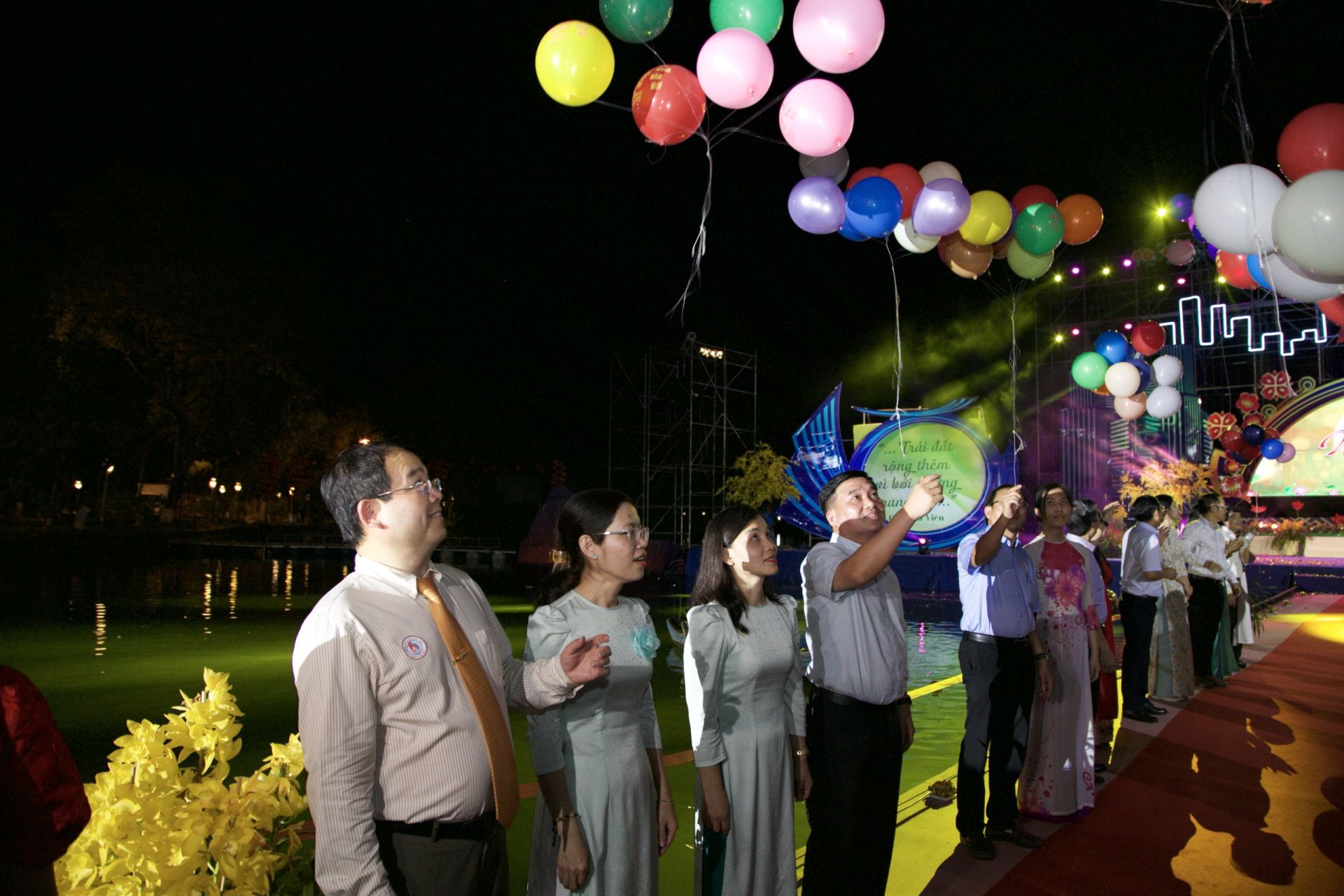 Các đại biểu thực hiện nghi thức thả thơ trong đêm thơ Nguyên tiêu thành phố Biên Hòa 2024