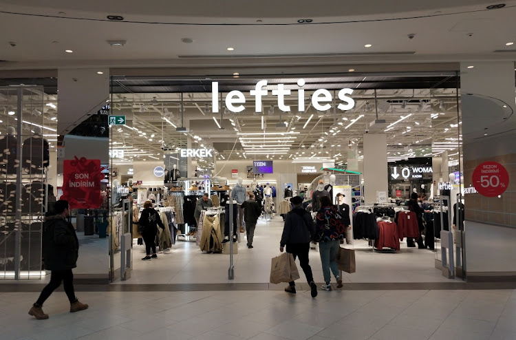 Lefties ra đời vào năm 1993 với nhiệm vụ ban đầu là cửa hàng chuyên bày bán các thiết kế mùa cũ của Zara.
