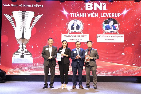 Two gold members of BNI Vietnam receive gifts