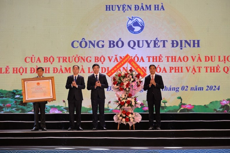 Huyện Đầm Hà vinh dự đón nhận quyết định huyện đạt chuẩn nông thôn mới nâng cao.