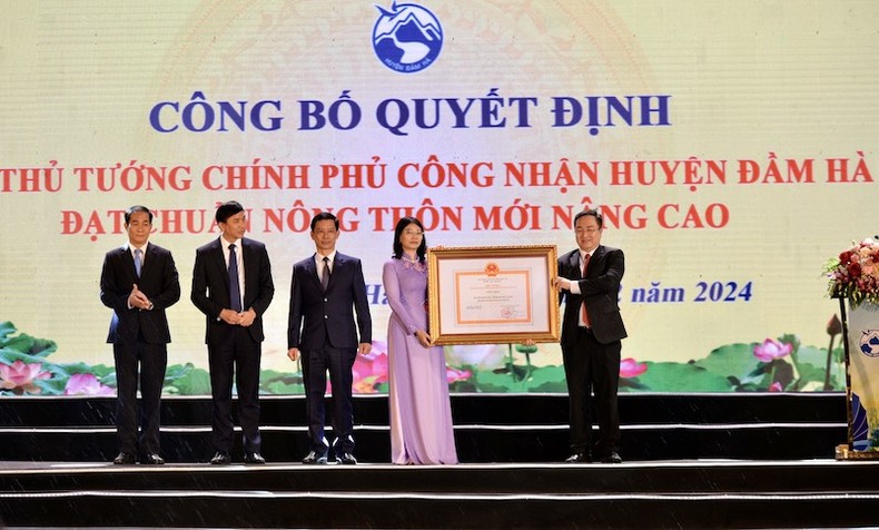 Trao quyết định công nhận Lễ hội Đình Đầm Hà là Di sản văn hóa phi vật thể quốc gia cho huyện Đầm Hà.