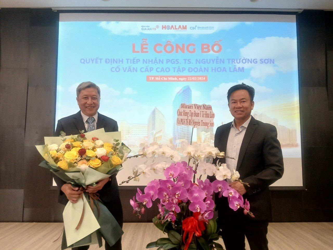 Bác sĩ Đỗ Xuân Trường, tặng hoa chúc mừng PGS-TS Nguyễn Trường Sơn
