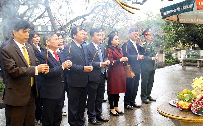 Đồng chí Phan Thế Tuấn - Phó Chủ tịch UBND tỉnh Bắc Giang và các đại biểu dâng hương tại Đền thề.