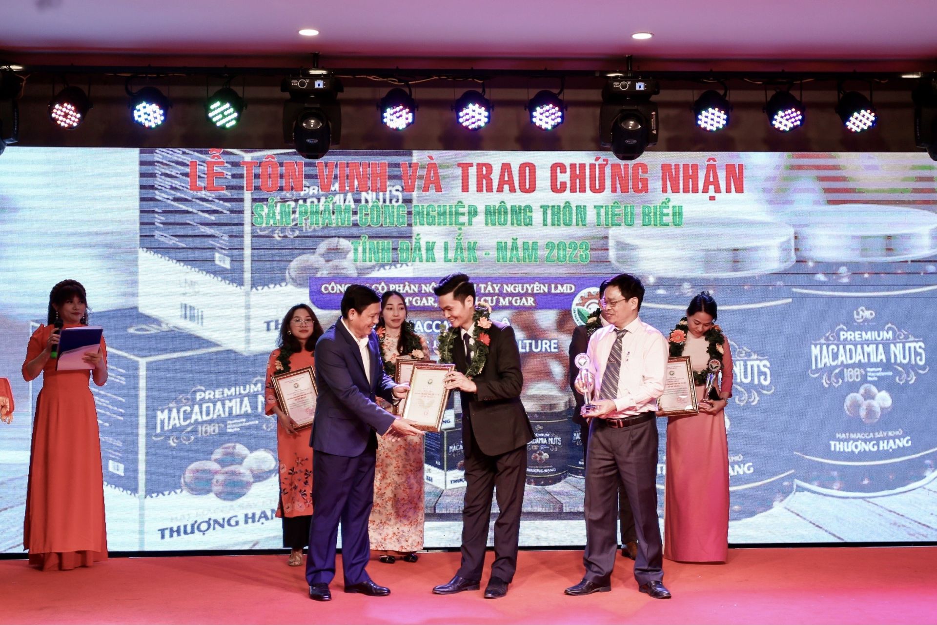 Ông Nguyễn Tuấn Hà - Phó Chủ tịch tỉnh Đắk Lắk trao chứng nhận cho doanh nghiệp