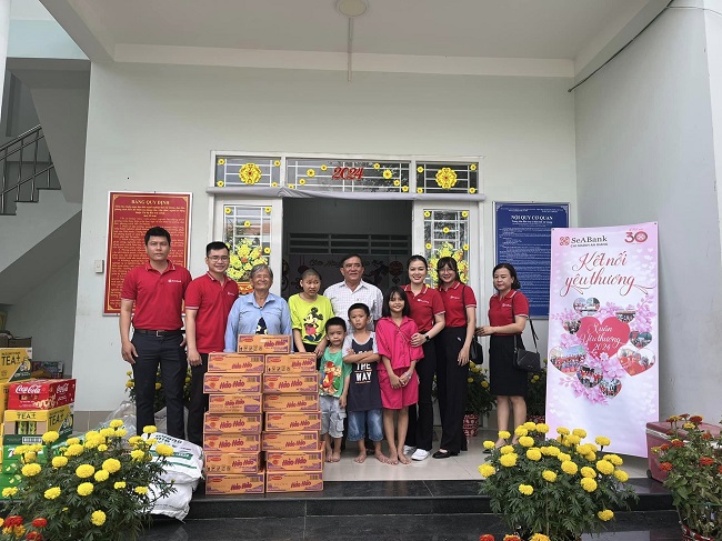 SeABank trao tặng nhu yếu phẩm cho các hộ nghèo tại An Giang