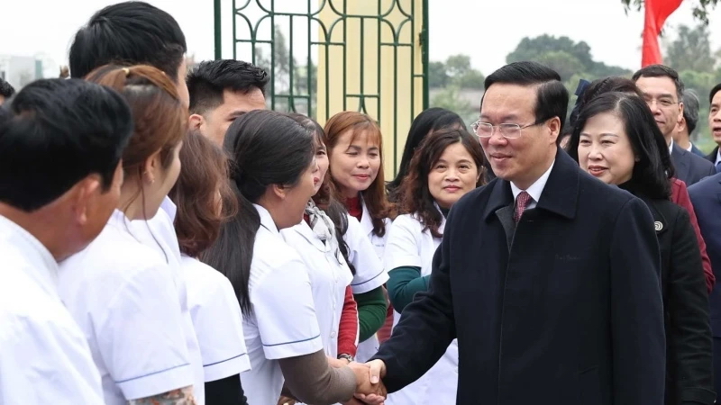 Chủ tịch nước Võ Văn Thưởng thăm, chúc mừng các thầy thuốc tại Trạm y tế xã Thanh Phong, huyện Thanh Liên, tỉnh Hà Nam. Ảnh: TTXVN