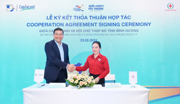 Mr Wyeren Yap, General Director of CLD Vietnam’s Southern Region (left), and Ms Nguyen Thi Le Trinh, Member of the Central Committee of the Vietnam Red Cross Society and Chairwoman of the Binh Duong Red Cross Society (right), at the signing ceremony