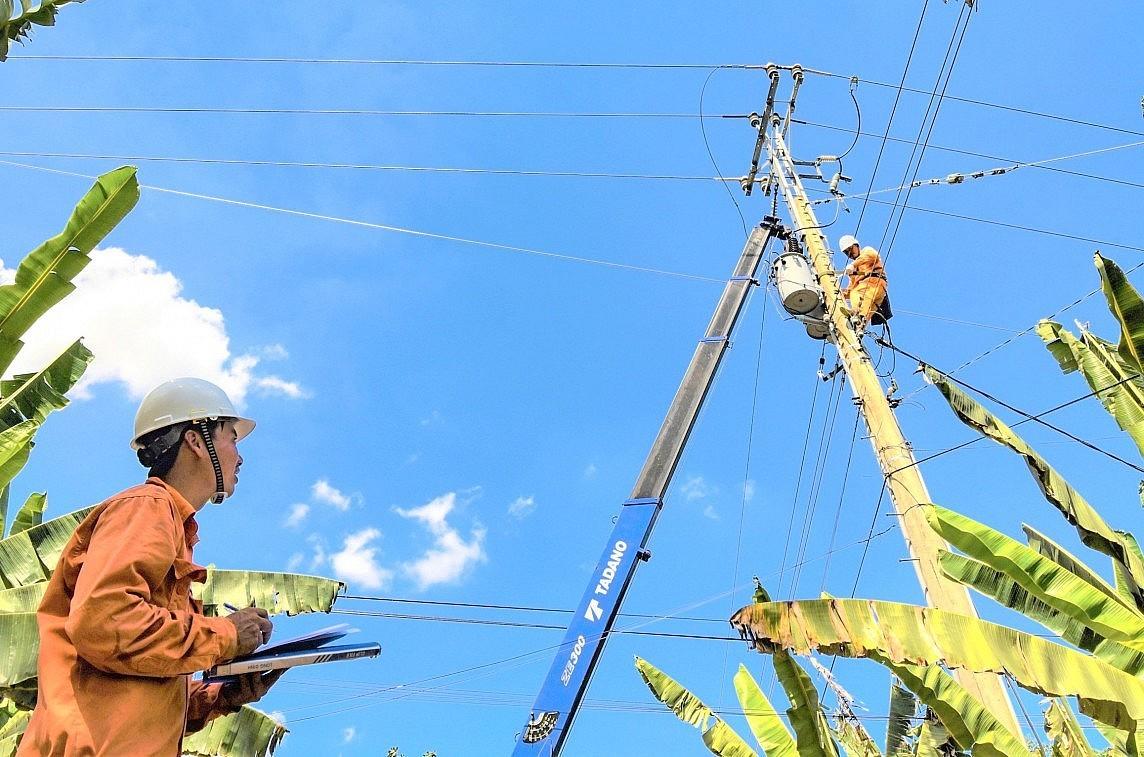 Tổng công ty Điện lực miền Nam chỉ đạo các công ty điện lực phải hoàn thành công tác bảo trì, sửa chữa lưới điện trước 31/3/2024