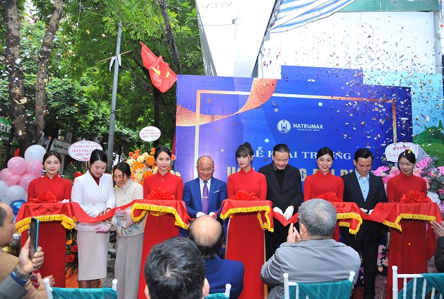 Trung tướng Nguyễn Đình Thuận (người đứng thứ 5 bên trái)– Đại diện BCA đến dự và cắt băng khánh khai trương VPĐD Natrumax Việt Nam tại Hà Nội
