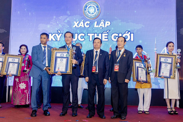 Mr Tran Van Phat - CEO of ROBOT Company representing the company received the World Record