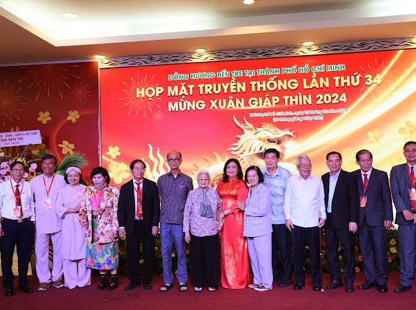 Ban Liên lạc đồng hương Bến Tre tại TP. Hồ Chí Minh chụp ảnh cùng lãnh đạo tỉnh Bến Tre.