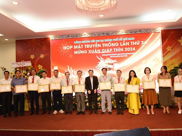 Chủ tịch UBND tỉnh Trần Ngọc Tam trao bằng khen cho các cá nhân tiêu biểu.