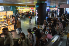 Chi phí đắt đỏ tại Hong Kong khiến người dân đổ xô đến Trung Quốc mua sắm