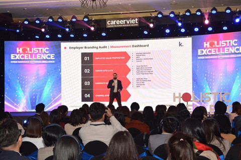 The Holistic Excellence event gathered more than 1,000 representatives from leading businesses in Vietnam
