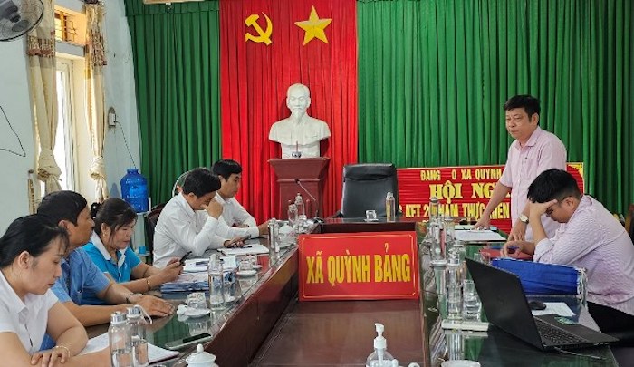 Giám đốc NHCSXH huyện Quỳnh Lưu Nguyễn Quý Thái - Thành viên Ban đại diện Hội đồng quản trị dẫn đầu đoàn công tác đi kiểm tra hoạt động tín dụng chính sách tại xã Quỳnh Bảng.