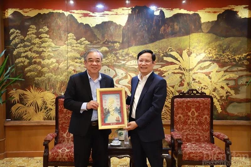 HUBA Chairman Nguyen Ngoc Hoa presents a souvenir to VCCI Chairman Pham Tan Cong